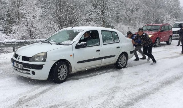 Mersin'de kar bastırdı, çok sayıda araç mahsur kaldı