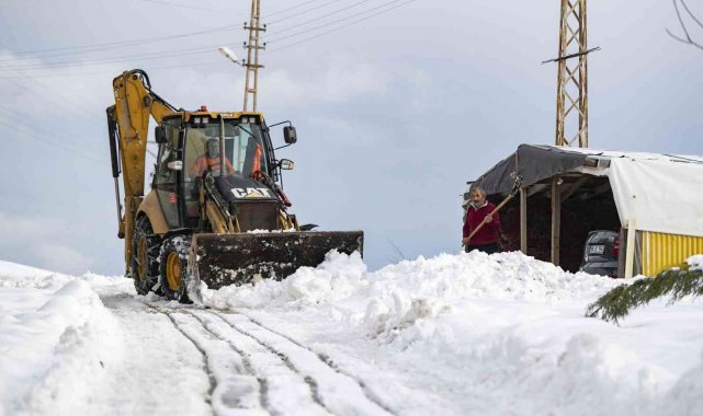Mersin&#039;de karla mücadele çalışmaları sürüyor