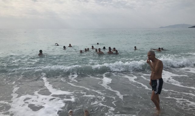 Mersin&#039;de yılın ilk günü denize girme etkinliği bu yılda devam etti