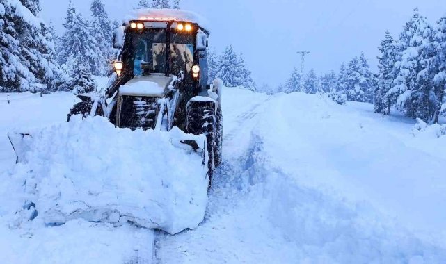 Mersin'de yoğun kar yolları kapattı, mahsur kalan vatandaşlar kurtarıldı