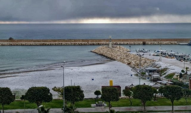 Mersin'in sahil kenti Erdemli'de kar sıfır rakıma kadar geldi, bazı okullar tatil edildi