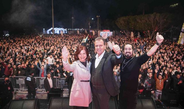 Mersinliler 2022&#039;yi &#039;sokak partisi&#039; ile karşıladı