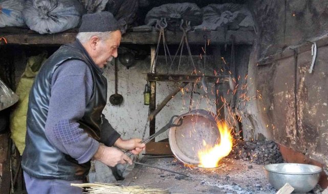 Mesleğinin son temsilcisi, 60 yıldır aynı işi yapıyor