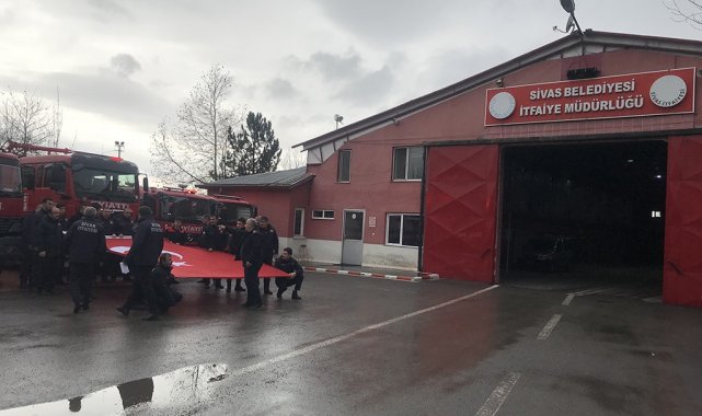 Meslektaşları itfaiye erleri için dua etti