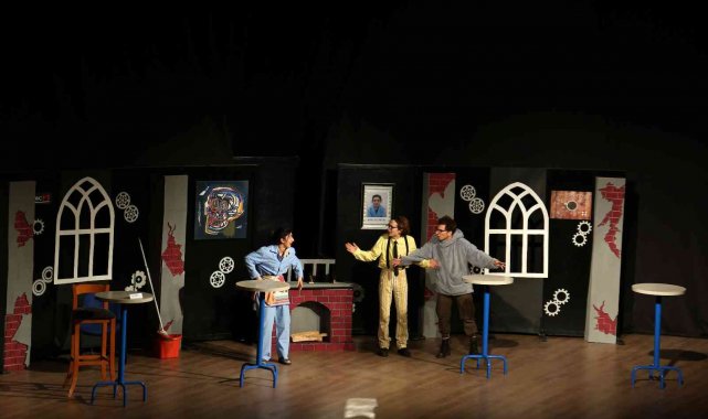 Metamorfoz adlı tiyatro oyunu ADÜ'de seyirciyle buluştu