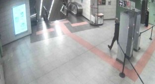 Metrodaki bıçaklı saldırıya ilişkin yeni görüntüler ortaya çıktı