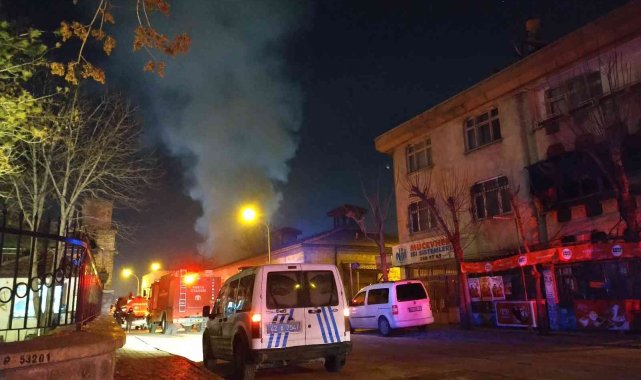 Metruk binada çıkan yangın, trafoya sıçramadan söndürüldü