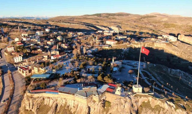 Mevsimler tersine döndü: Batıda kar yağarken Elazığ'da bahar havası yaşanıyor