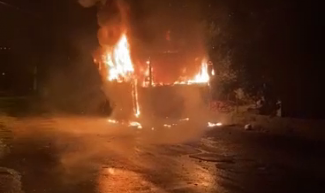 Midibüs alev alev yandı