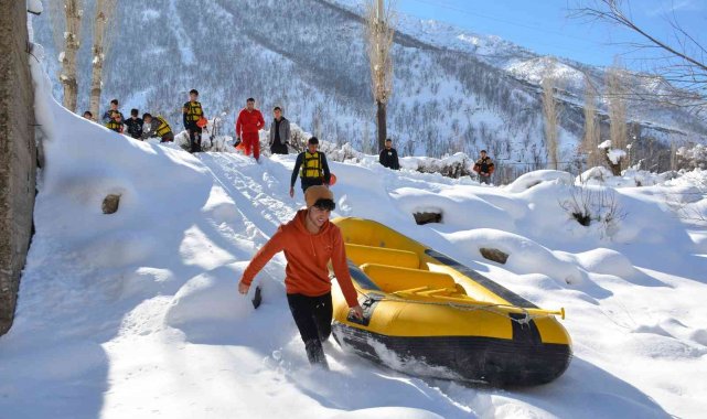 Milli sporcular, eksi 10 derecede rafting antrenmanları yapıyorlar