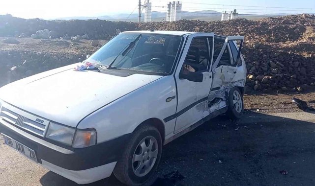 Minibüs ile otomobil çarpıştı: 3 yaralı