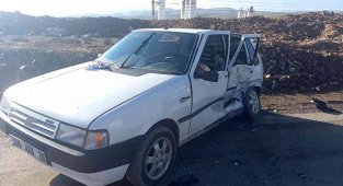 Minibüs ile otomobil çarpıştı: 3 yaralı