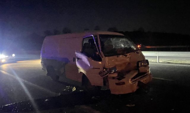 Minibüs kamyonete arkadan çarptı: 1 yaralı