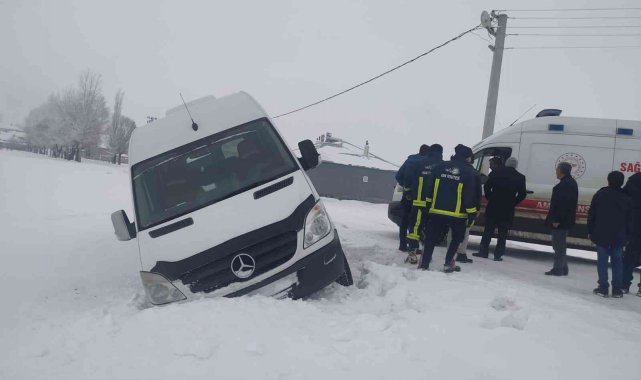 Minibüs kontrolden çıktı: 1 yaralı
