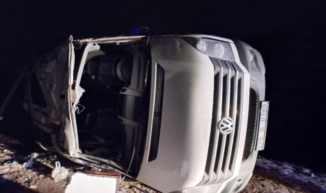 Minibüs şarampole devrildi: 1 ölü 7 yaralı