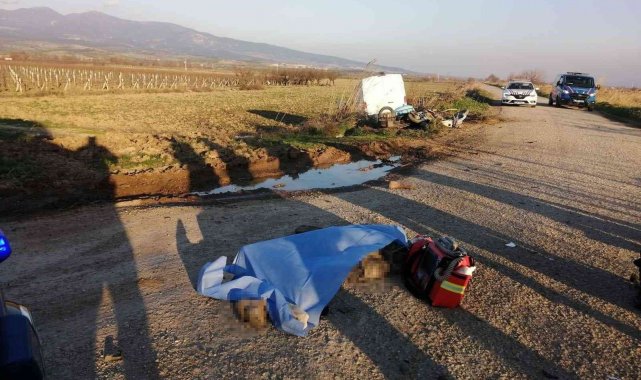 Minibüs sepetli motosikletle çarpıştı: 1 ölü