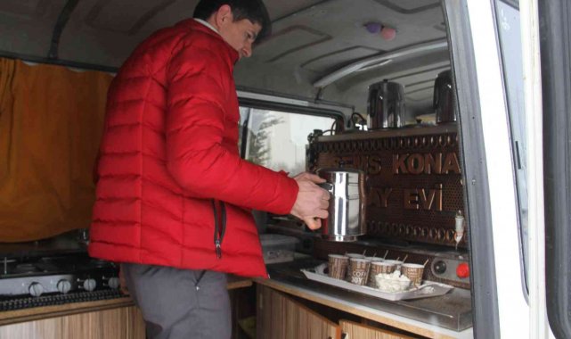 Minibüslü çaycı yola çıkanların içini ücretsiz sıcak çayla ısıtıyor