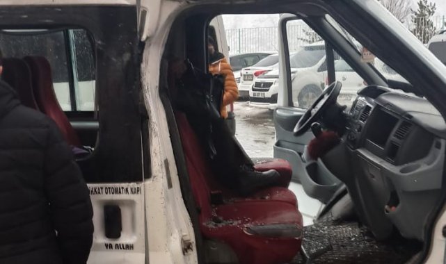 Minibüsün üzerine kaya düştü: 3 yaralı