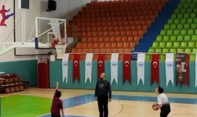 Minik basketbolcunun attığı top, potada 'asılı' kaldı