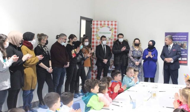 Minik eller çini boyadı