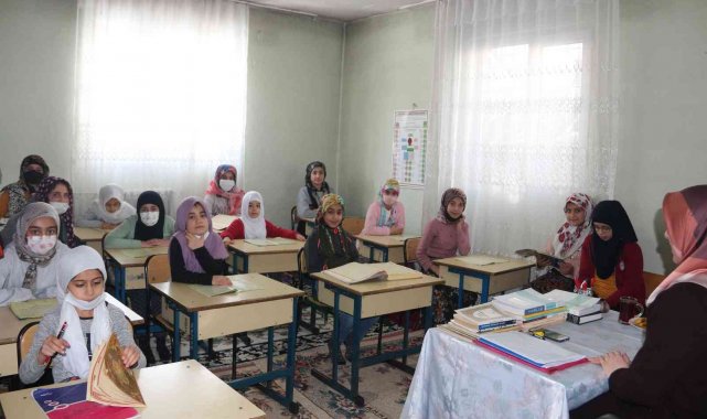Minikler Kur&#039;an kurslarında hem eğleniyor hem öğreniyor