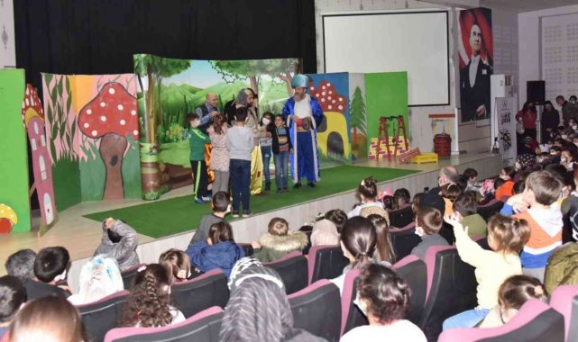 Minikler tiyatro ile eğlendi