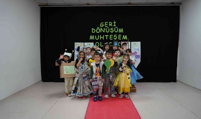 Miniklerden geri dönüşüm defilesi