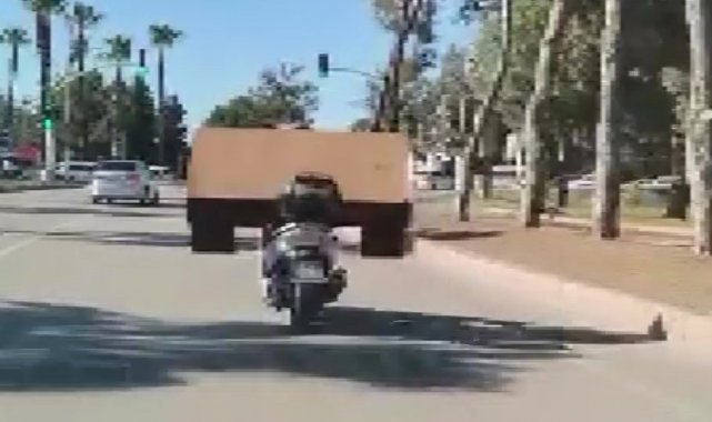 Motosiklet ile masa taşıdı