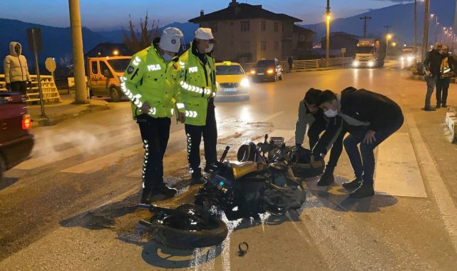 Motosiklet otomobille çarpıştı: 3 yaralı