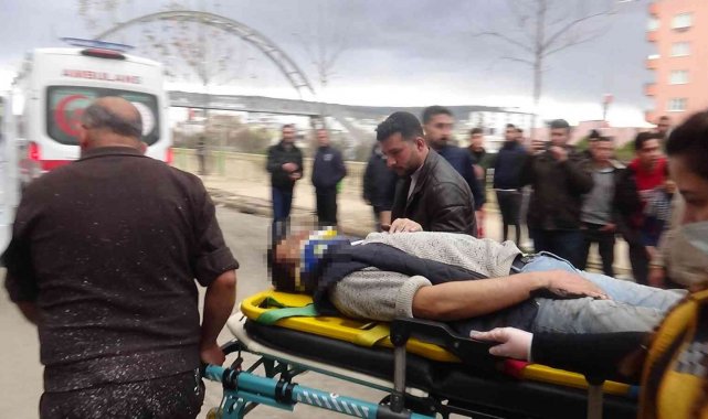 Motosiklet park halindeki çekiciye çarptı: 2 yaralı