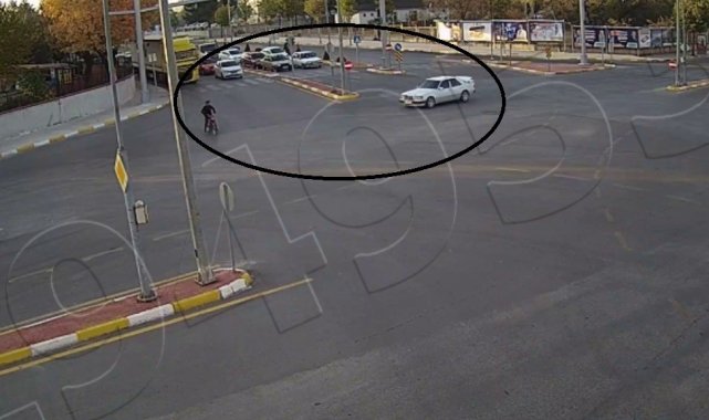 Motosiklet sürücüsü ve yayanın ölümden döndüğü kaza anları kamerada