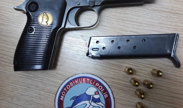 Motosikletli polis timleri ruhsatsız tabanca ele geçirdi