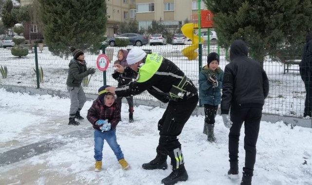 Muğla'da trafik ekipleri çocuklarla kartopu oynadı