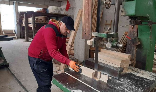 Muhtardan köydeki bütün çocuklara kızak hizmeti