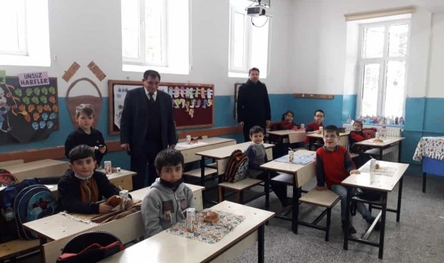 Muhtardan öğrencilere tatil öncesi kahvaltı