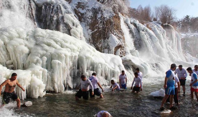 Muradiye Şelalesi'nde yüzme keyfi