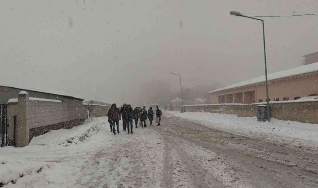 Muradiye'de eğitime kar engeli