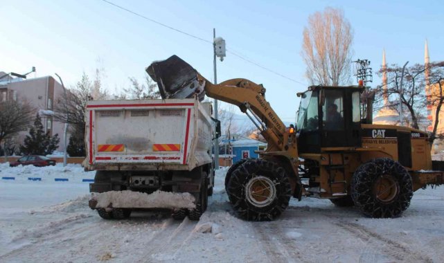 Muradiye'de kar temizleme çalışması