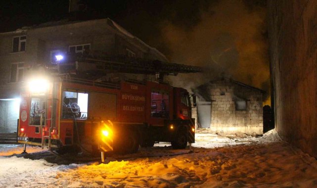 Muradiye&#039;de odunluk yangını
