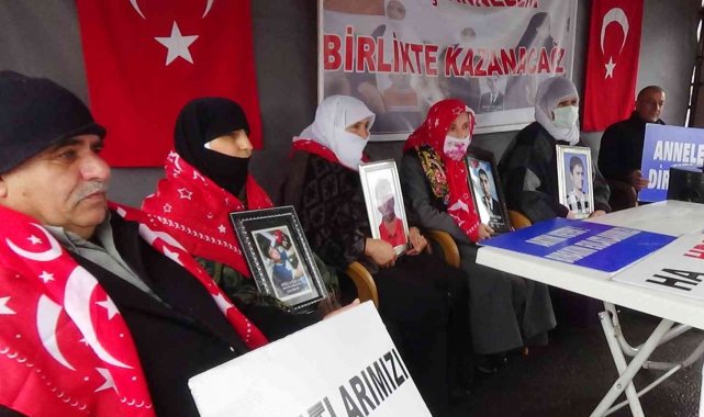 Muş'ta annelerin 'evlat nöbeti' sürüyor