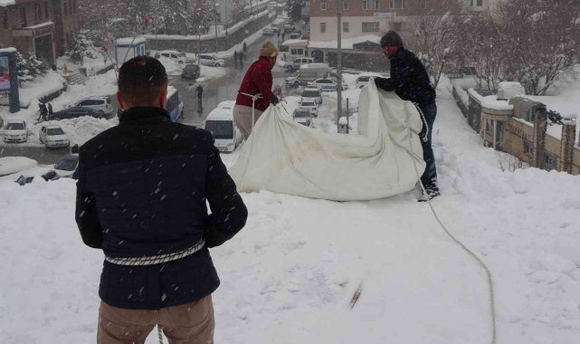 Muş'ta işçilerin çatılarda tehlikeli kar temizliği başladı