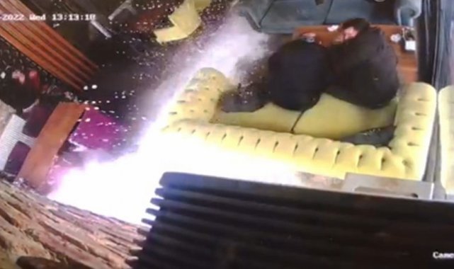 Muş&#039;ta kafede oturan müşteriler çatıdan düşen kar kütlesinden kıl payı kurtuldu