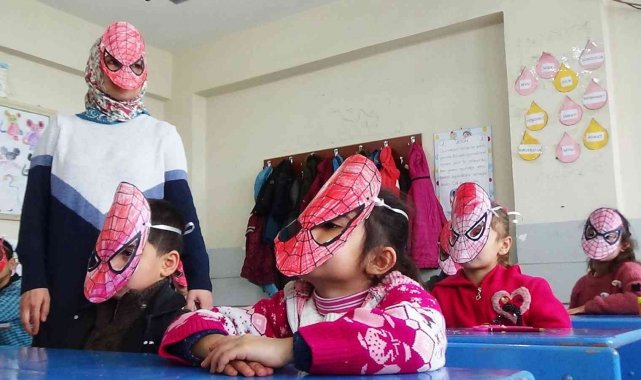 Muş'ta öğrenciler okuma yazmayı eğlenerek öğreniyor