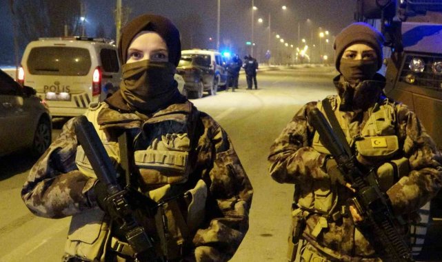 Muş'ta polis ekipleri yeni yıla dondurucu soğukta elleri tetikte girdi
