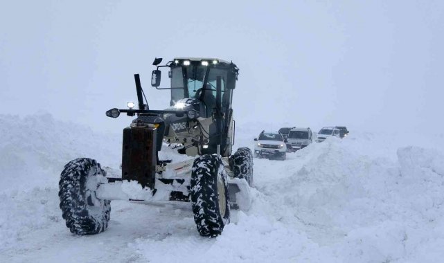 Muş'ta tipi ve fırtınaya yakalanan 10 araçtaki 53 kişi kurtarıldı