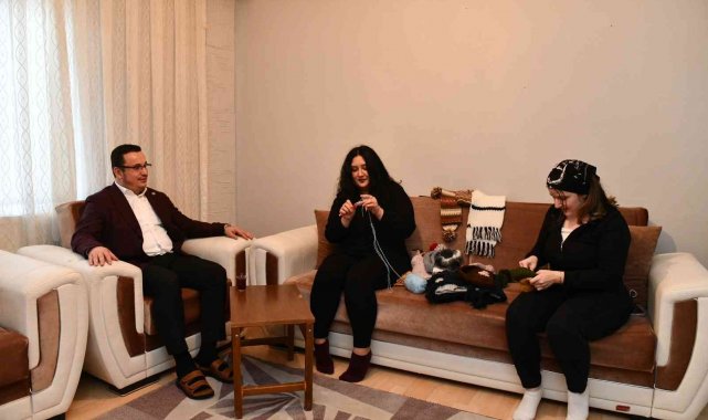 Mustafakemalpaşa'da ilmek ilmek sevgi örüyorlar