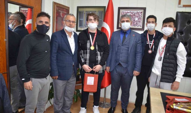 Nazilli İlçe Milli Eğitim Müdürü Şimşek, güreşçi öğrencileri ağırladı