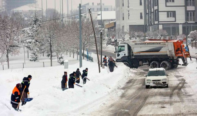 Nevşehir Belediyesi aralıksız karla mücadele ediyor