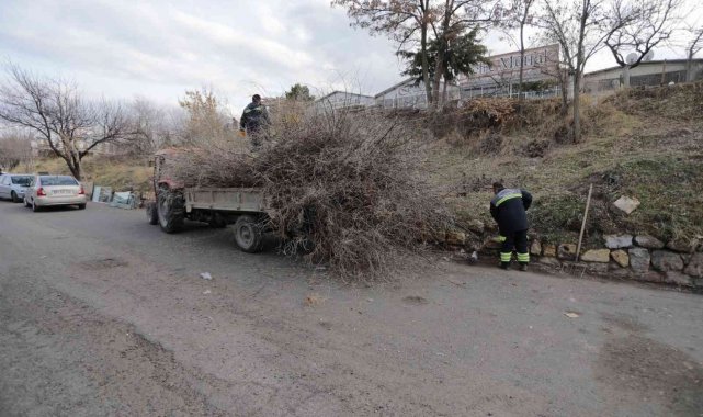 Nevşehir Belediyesi sanayi bölgesindeki yeşil alanlarda bakım ve temizlik çalışmaları başlattı