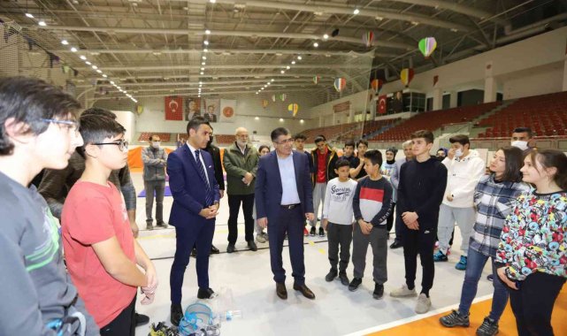 NEVÜ Rektörü Başarılı Öğrencilere Ödül verdi